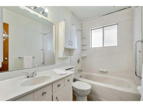 9640 Alcott Road Se, Calgary, AB - Indoor Photo Showing Bathroom