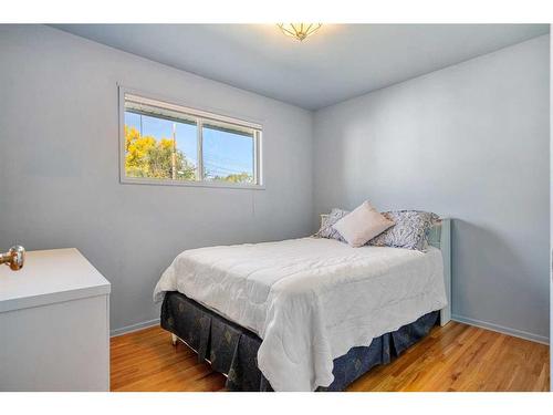 9640 Alcott Road Se, Calgary, AB - Indoor Photo Showing Bedroom