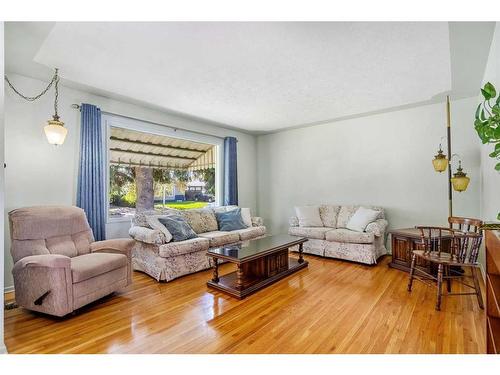 9640 Alcott Road Se, Calgary, AB - Indoor Photo Showing Living Room