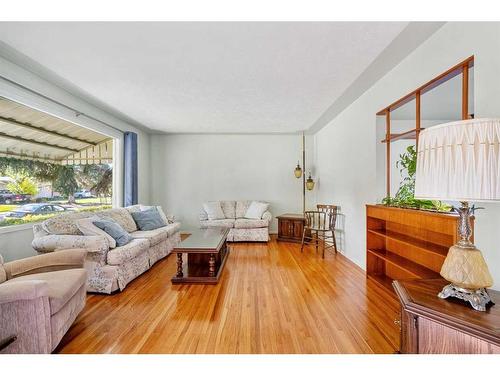 9640 Alcott Road Se, Calgary, AB - Indoor Photo Showing Living Room