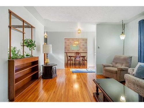 9640 Alcott Road Se, Calgary, AB - Indoor Photo Showing Living Room