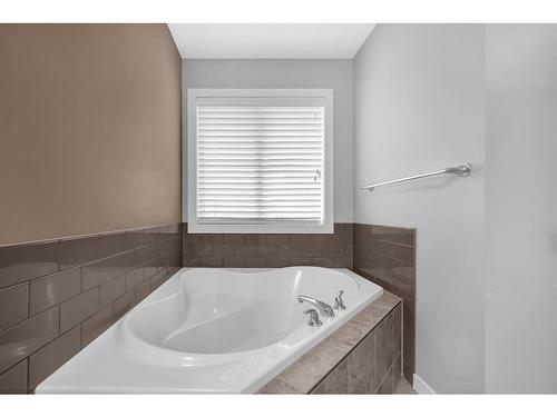 29 Evansridge Place Nw, Calgary, AB - Indoor Photo Showing Bathroom