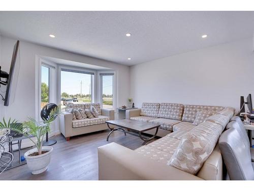 186 Martinglen Way Ne, Calgary, AB - Indoor Photo Showing Living Room