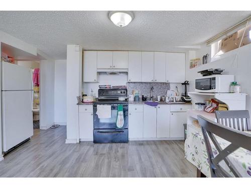 186 Martinglen Way Ne, Calgary, AB - Indoor Photo Showing Kitchen