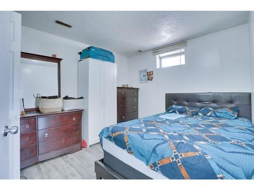 186 Martinglen Way Ne, Calgary, AB - Indoor Photo Showing Bedroom