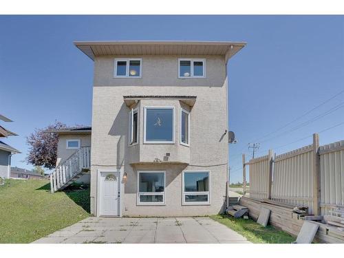 186 Martinglen Way Ne, Calgary, AB - Outdoor