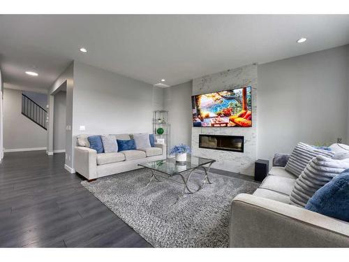 239 Hillcrest Heights Sw, Airdrie, AB - Indoor Photo Showing Living Room