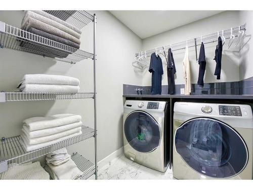 239 Hillcrest Heights Sw, Airdrie, AB - Indoor Photo Showing Laundry Room