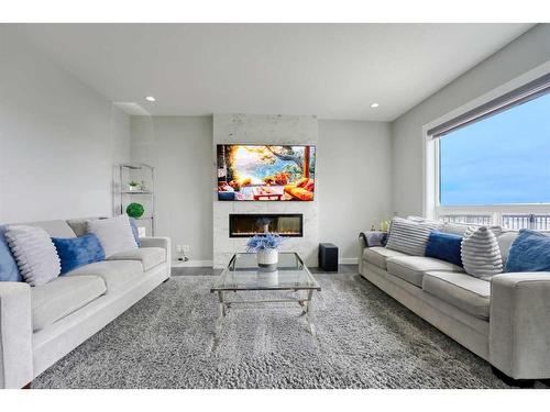 239 Hillcrest Heights Sw, Airdrie, AB - Indoor Photo Showing Living Room