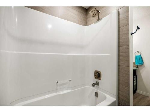 35 Copperfield Common Se, Calgary, AB - Indoor Photo Showing Bathroom