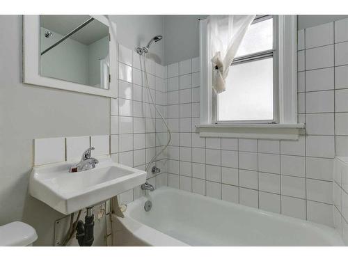 228 22 Avenue Nw, Calgary, AB - Indoor Photo Showing Bathroom