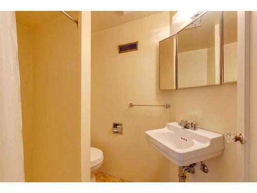 228 22 Avenue Nw, Calgary, AB - Indoor Photo Showing Bathroom