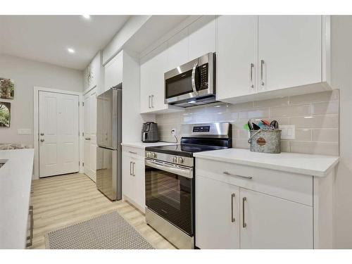 380 Canals Crossing Sw, Airdrie, AB - Indoor Photo Showing Kitchen