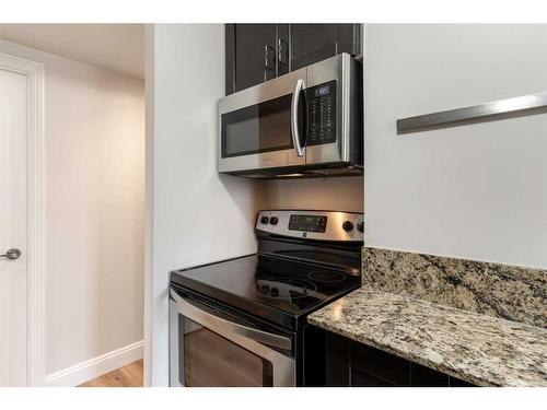 701-733 14 Ave Sw, Calgary, AB - Indoor Photo Showing Kitchen