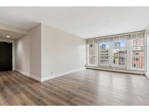 701-733 14 Ave Sw, Calgary, AB - Indoor Photo Showing Living Room