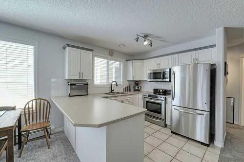 1212-7451 Springbank Boulevard Sw, Calgary, AB - Indoor Photo Showing Kitchen