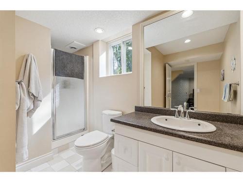 39 Anatapi Lane Sw, Calgary, AB - Indoor Photo Showing Bathroom