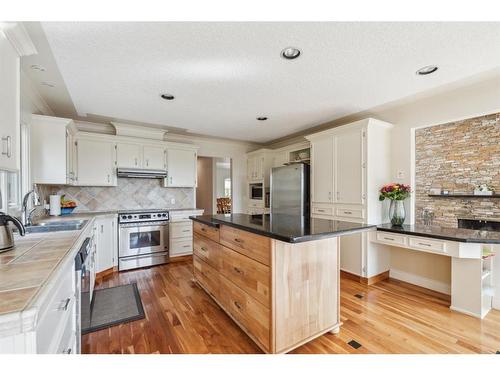 39 Anatapi Lane Sw, Calgary, AB - Indoor Photo Showing Kitchen With Upgraded Kitchen