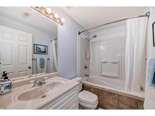 526 Carriage Lane Drive, Carstairs, AB - Indoor Photo Showing Bathroom