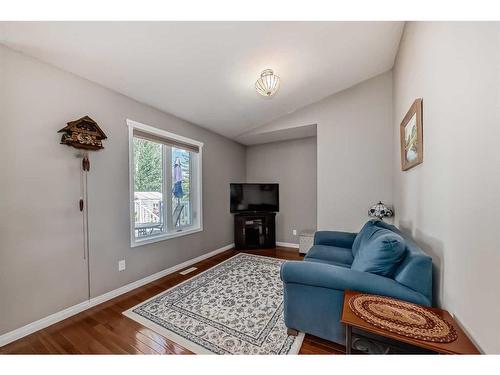 526 Carriage Lane Drive, Carstairs, AB - Indoor Photo Showing Living Room