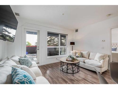 101-1629 38 Street Sw, Calgary, AB - Indoor Photo Showing Living Room