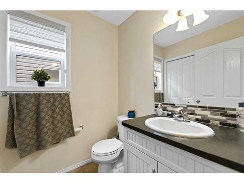 51 Saddlecrest Gardens Ne, Calgary, AB - Indoor Photo Showing Bathroom