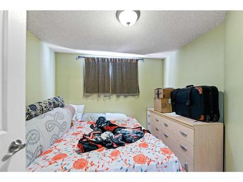 51 Saddlecrest Gardens Ne, Calgary, AB - Indoor Photo Showing Bedroom