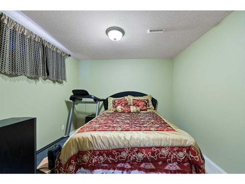 51 Saddlecrest Gardens Ne, Calgary, AB - Indoor Photo Showing Bedroom