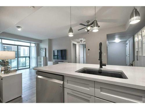 606-836 15 Avenue Sw, Calgary, AB - Indoor Photo Showing Kitchen