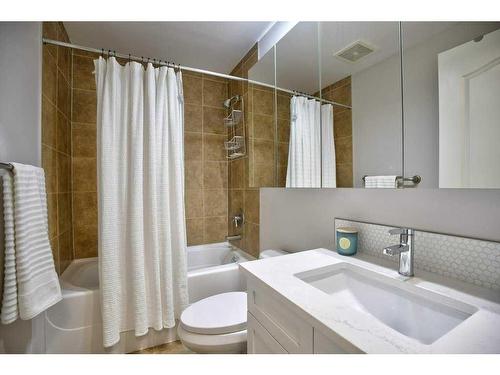 606-836 15 Avenue Sw, Calgary, AB - Indoor Photo Showing Bathroom