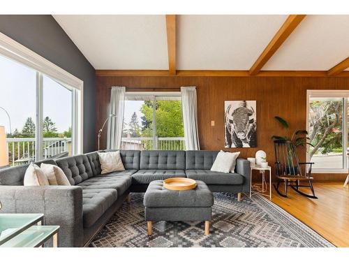 80 Cromwell Avenue Nw, Calgary, AB - Indoor Photo Showing Living Room