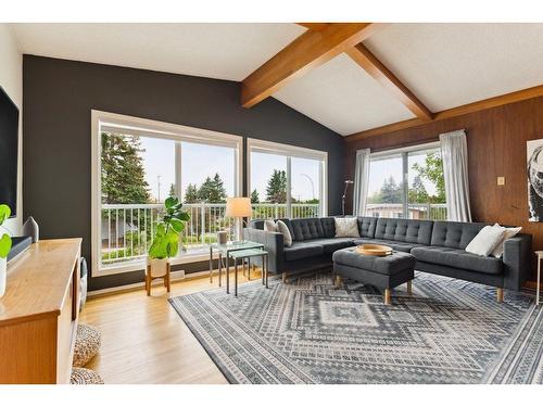 80 Cromwell Avenue Nw, Calgary, AB - Indoor Photo Showing Living Room