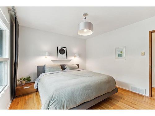 80 Cromwell Avenue Nw, Calgary, AB - Indoor Photo Showing Bedroom