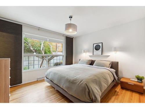 80 Cromwell Avenue Nw, Calgary, AB - Indoor Photo Showing Bedroom