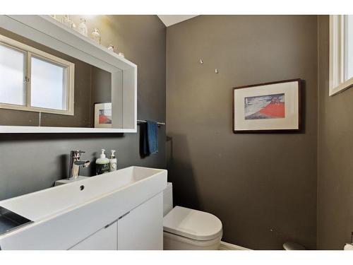 80 Cromwell Avenue Nw, Calgary, AB - Indoor Photo Showing Bathroom