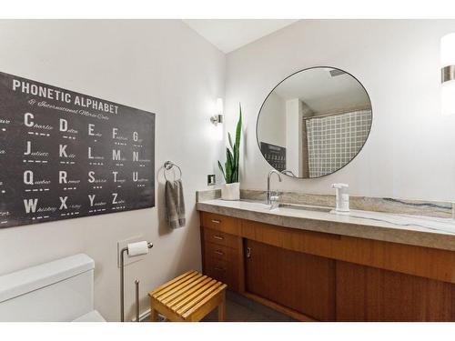 80 Cromwell Avenue Nw, Calgary, AB - Indoor Photo Showing Bathroom