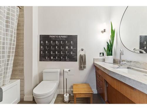 80 Cromwell Avenue Nw, Calgary, AB - Indoor Photo Showing Bathroom