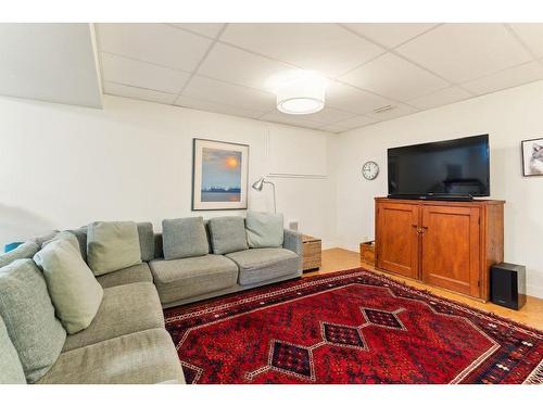 80 Cromwell Avenue Nw, Calgary, AB - Indoor Photo Showing Living Room