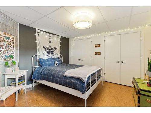 80 Cromwell Avenue Nw, Calgary, AB - Indoor Photo Showing Bedroom