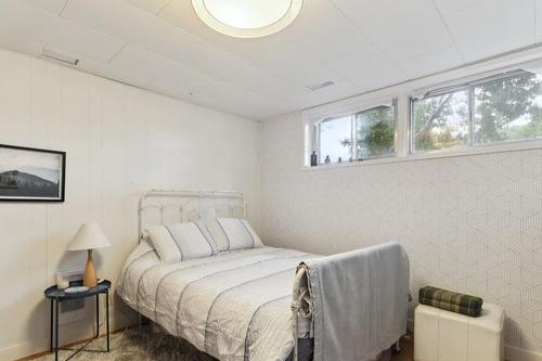 80 Cromwell Avenue Nw, Calgary, AB - Indoor Photo Showing Bedroom