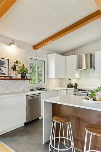 80 Cromwell Avenue Nw, Calgary, AB - Indoor Photo Showing Kitchen With Upgraded Kitchen