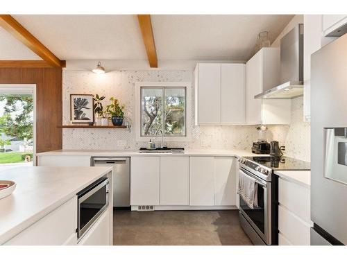 80 Cromwell Avenue Nw, Calgary, AB - Indoor Photo Showing Kitchen With Stainless Steel Kitchen With Upgraded Kitchen