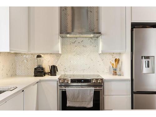 80 Cromwell Avenue Nw, Calgary, AB - Indoor Photo Showing Kitchen With Stainless Steel Kitchen With Upgraded Kitchen