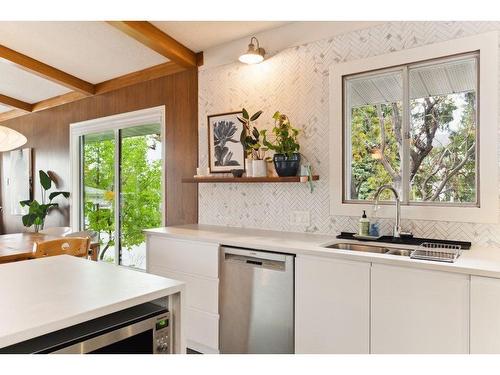 80 Cromwell Avenue Nw, Calgary, AB - Indoor Photo Showing Kitchen With Double Sink