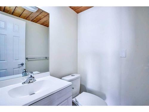 7746 Laguna Way Ne, Calgary, AB - Indoor Photo Showing Bathroom