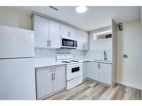 7746 Laguna Way Ne, Calgary, AB - Indoor Photo Showing Kitchen