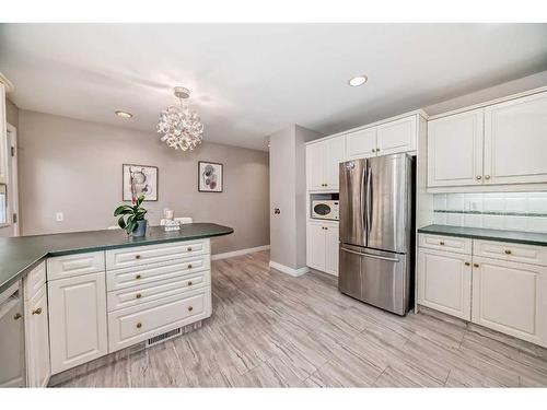 9616 Palisan Place Sw, Calgary, AB - Indoor Photo Showing Kitchen