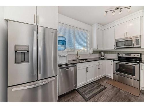 109 Evanston Manor Nw, Calgary, AB - Indoor Photo Showing Kitchen With Upgraded Kitchen