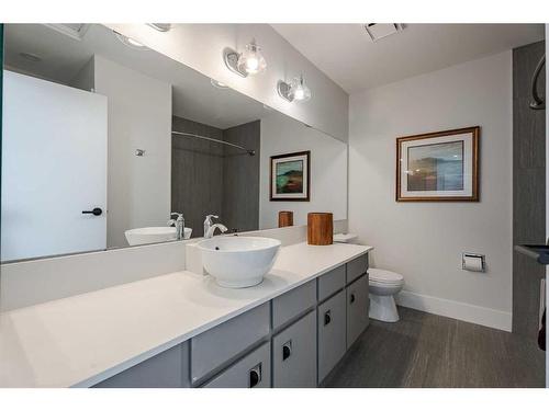 8 Coach Manor Rise Sw, Calgary, AB - Indoor Photo Showing Bathroom