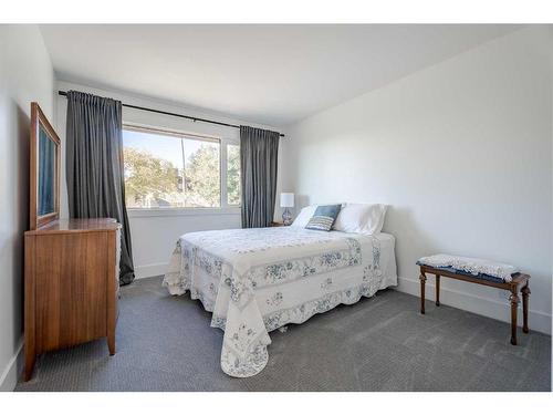 8 Coach Manor Rise Sw, Calgary, AB - Indoor Photo Showing Bedroom